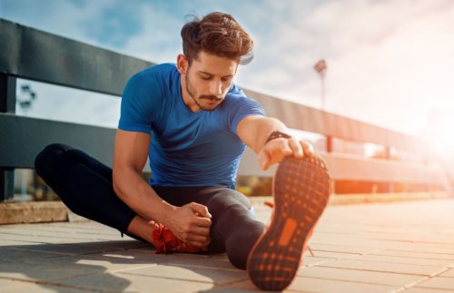 Mężczyzna rozciąga mięśnie nóg po treningu