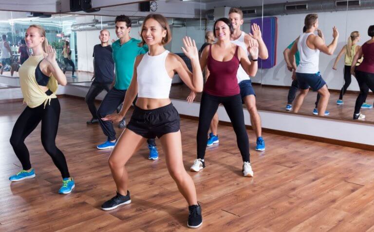 zumba, taniec w grupie, trening ABS