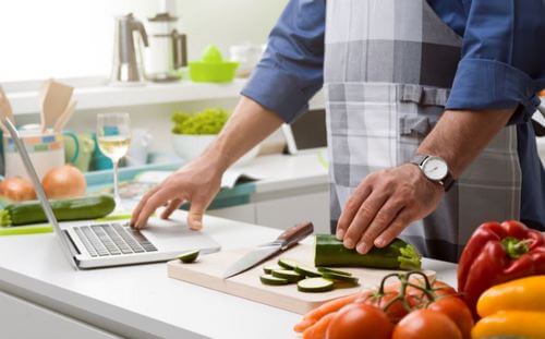 Mężczyzna gotuje w kuchni