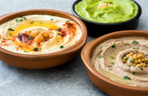 Różne przepisy na domowy hummus