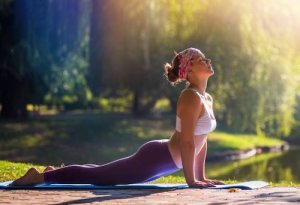 Pozycja psa z głową w górę w jodze: mnóstwo korzyści