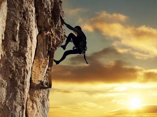 mężczyzny w trakcie wspinaczki - ćwiczenia górskie