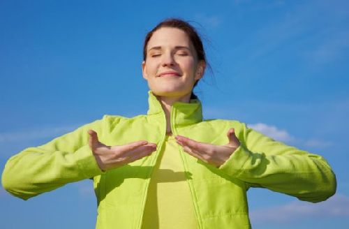 kobieta robi techniki oddechowe