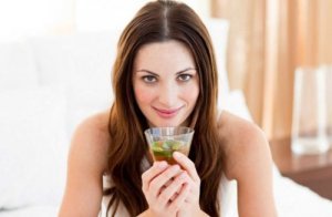 Kobieta pije napar ze skrzyp polny