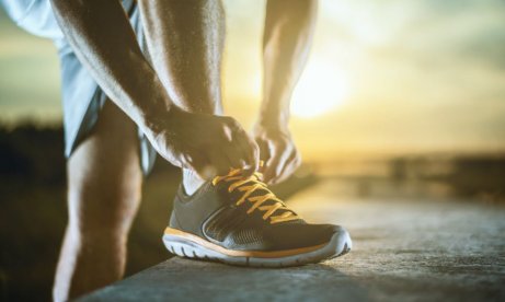 błędy podczas ćwiczeń człowiek sznurujący buta