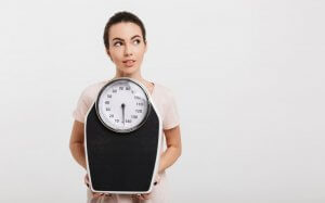 kobieta z wagą - stracić wagę