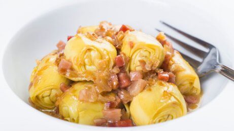 dania z karczocha z cebulą i szynką