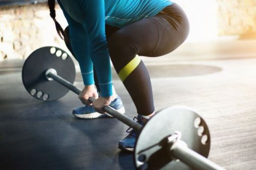 kontuzje w CrossFit - kbieta robiąca martwy ciąg