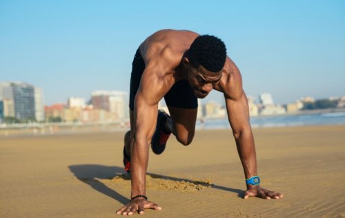 Mężczyzna robiący burpees na plaży