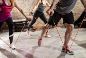 ćwiczenia ramion z paskiem elastycznym