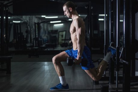 Mężczyzna robiący przysiad bułgarski z obciążeniem