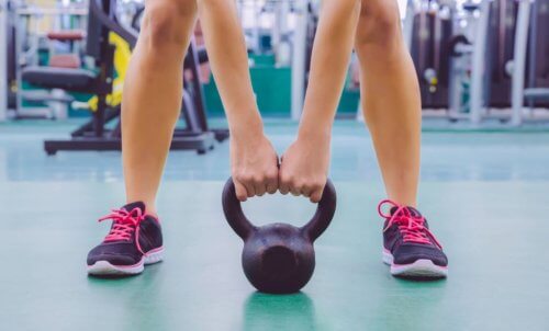 Ręce sięgające po kettlebell czyli trening po czterdziestce