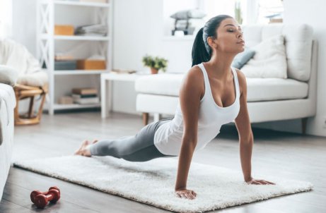 domowy trening - kobieta robiąca psa z głową do góry