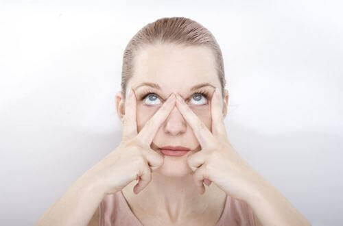 Joga twarzy wykonywana przez blondynkę