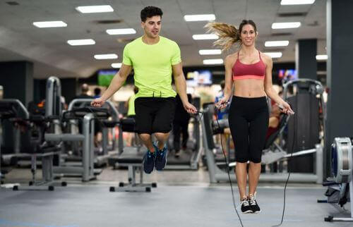 Kobieta i mężczyzna skaczący na skakance na siłowni - sprawność