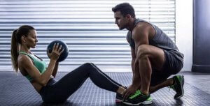 Ćwiczenia z piłką lekarską, które warto wykonywać
