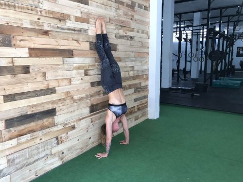 Kobieta stoi na rękach