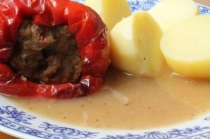 pomidor nadziewany mięsem i warzywami