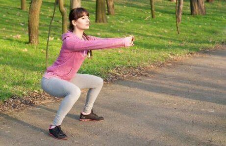 trening w domu - kobieta robiąca przysiad