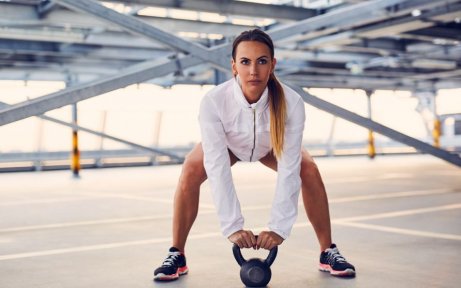 kobieta robiąca przysiad sumo na krągłe pośladki