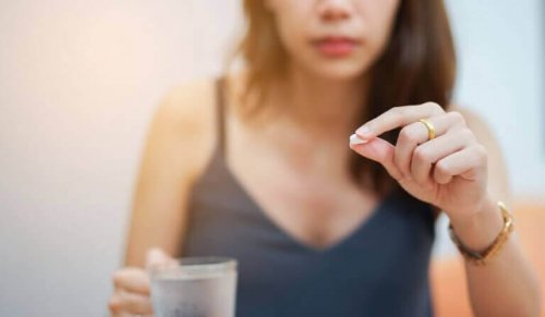 kobieta suplementuje witaminę B