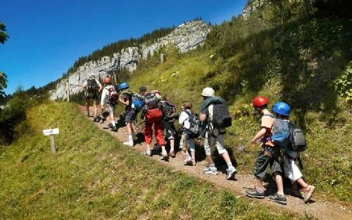 Grupa uprawia trekking