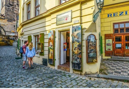 Kobieta i mężczyzna zwiedzający miasto - jak zachować formę podróżując