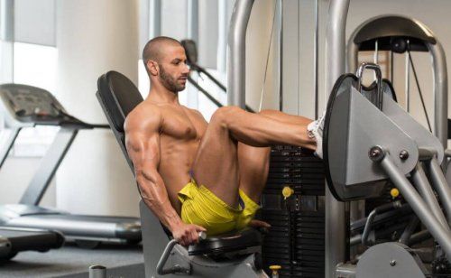 meżczyzna robiący prostowanie nóg