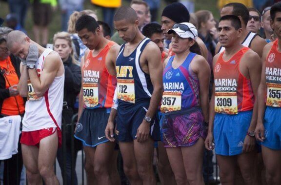 Biegacze na linii startu - czego nie należy robić podczas maratonu
