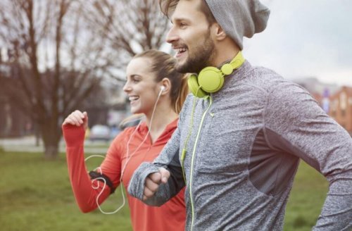 Biegająca para - bieganie w deszczu