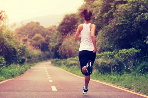 biegnąca kobieta - supinacja stopy