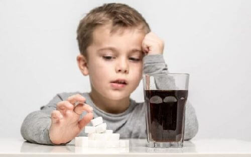 Dziecko pije napoje gazowane