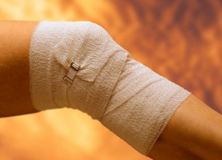 jazda na rowerze - obandażowane kolano