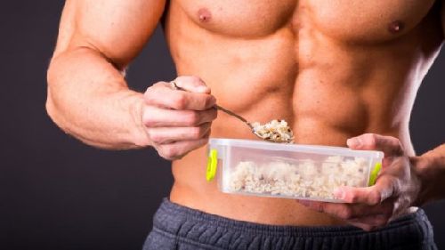 mężczyzna jedzący posiłki potreningowe
