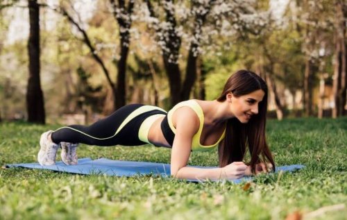 Kobieta w pozycji deski - ćwiczenie na mięśnie skośne brzucha