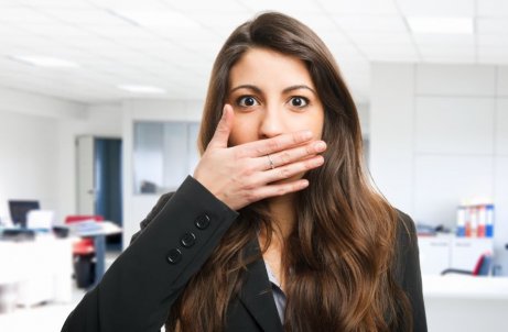 kobieta zasłaniająca usta - nieprzyjemny oddech