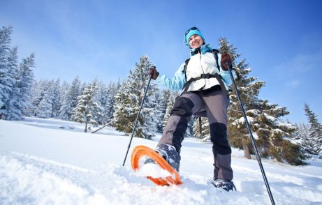 mężczyzna trenujący snowshoeing