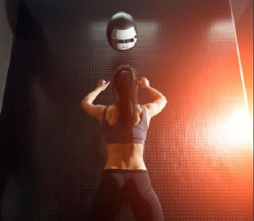 Piłka lekarska - odbijanie o ścianę