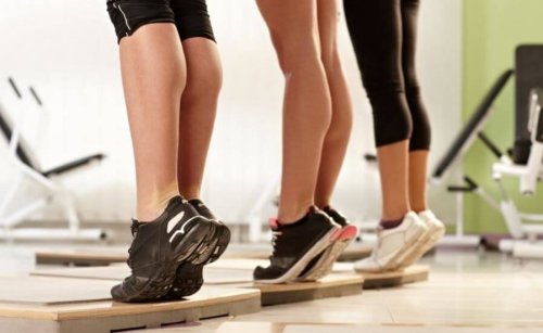 unoszenie pięt - ćwiczenia na mocne nogi