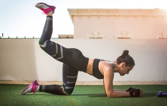 kobieta robiąca wykopy w tył