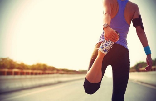 Kobieta rozciągająca się przed bieganiem