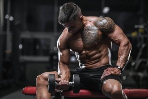 Bicep curl – jak poprawnie opracowywać biceps?