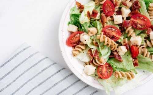 Sałatka z makaronem i pomidorami cherry