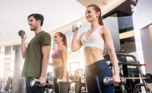 Więcej powtórzeń czy większy ciężar? Co jest lepsze?