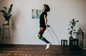 Ćwiczenia ze skakanką uprawiane w domowym zaciszu