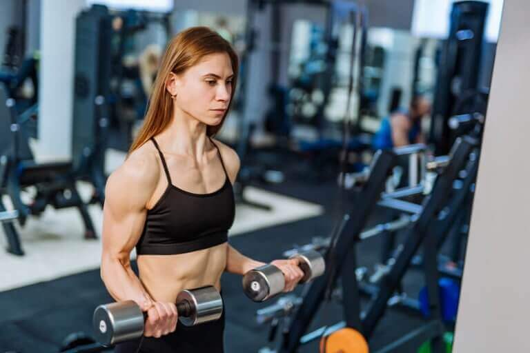 Kobieta robiąca ćwiczenia na biceps z hantlami