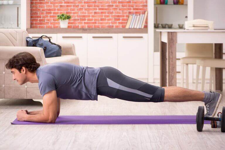 Mężczyzna wykonujący deskę