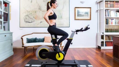 kobieta ćwicząca na Bkool Smart Bike
