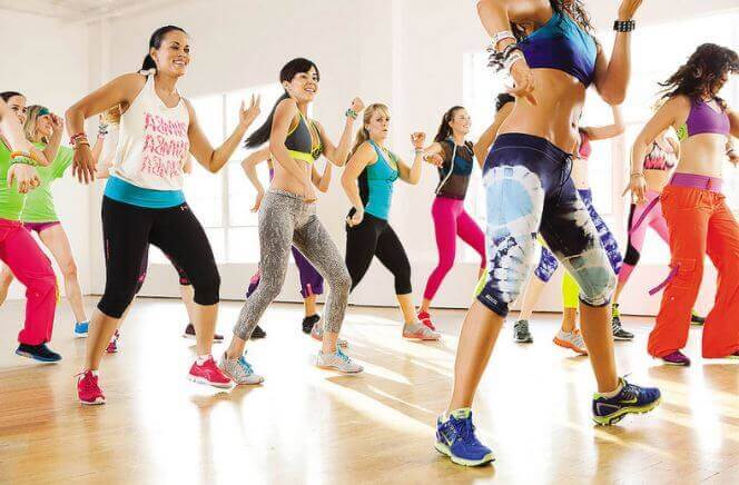 Kobiety uprawiające zumbę - sporty redukujące stres