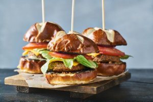 Burgery wegetariańskie: 3 pyszne przepisy